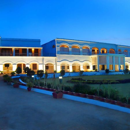 Chanakya Bnr Hotel Пури Екстериор снимка
