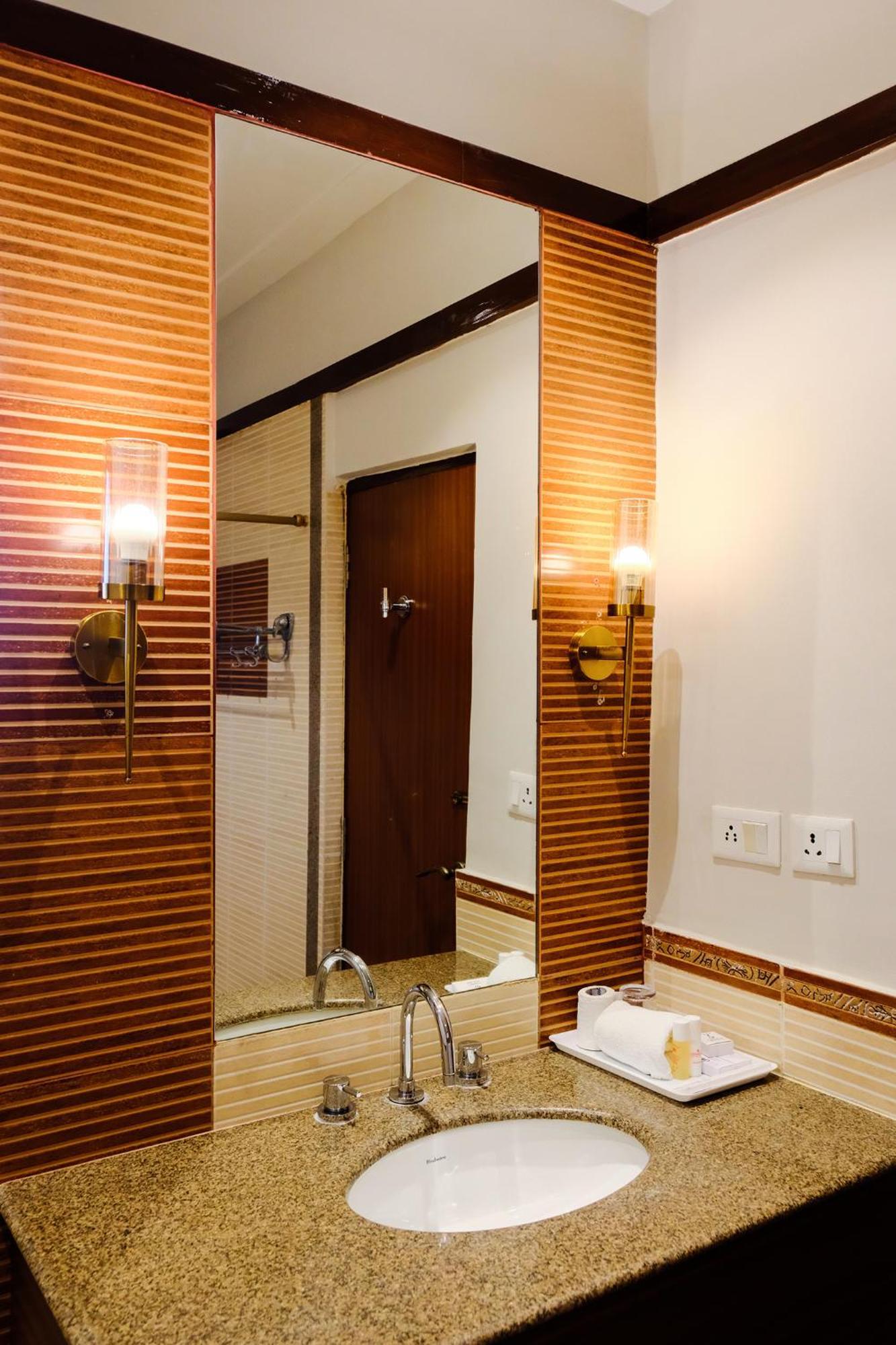 Chanakya Bnr Hotel Пури Екстериор снимка